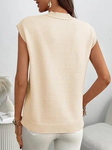 Vista posteriore dettagliata di un top in maglia senza maniche crema con bordi a coste