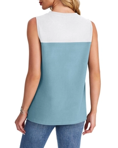 Détail du débardeur en maille côtelée avec un design color block blanc et bleu clair