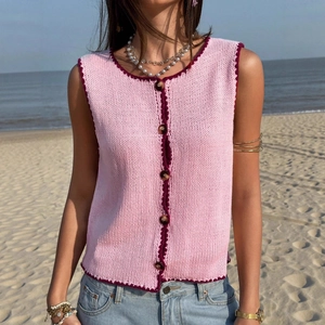 Gilet en tricot rose sans manches avec bordure festonnée contrastée pour l'été