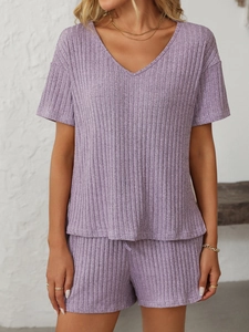 Détail du tissu en maille côtelée violette sur le pyjama col V et le short assorti