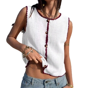 Gilet tricoté blanc pour femme avec bordure ondulée bordeaux et boutons marrons style Y2K