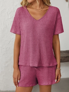Détail du tissu côtelé de l'ensemble de détente mauve à manches courtes pour femmes
