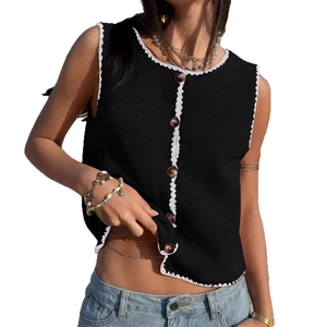 Gilet tricoté noir sans manches avec bordure en dentelle blanche et boutons