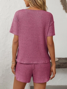 Détail de l'ensemble de détente en maille côtelée rose mauve avec texture douce et épaules tombantes