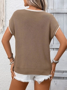 Vista posteriore di un maglione marrone a maniche corte con bordo bianco a contrasto sul collo