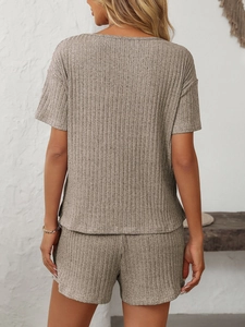 Vue arrière détaillée du tissu côtelé d'un ensemble pyjama femme à manches courtes d'été