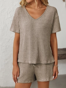 Détail de la texture en maille côtelée sur l'ensemble homewear beige à col en V