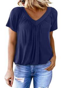 Nahaufnahme des marineblauen V-Ausschnitt T-Shirts mit vertikalen Falten und lockerem Schnitt