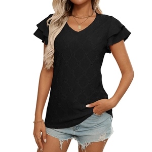 Top nero da donna con scollo a V, trama a diamante traforata e maniche a balze