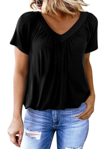 Detailansicht des V-Ausschnitts mit Falten an einem schwarzen Baumwoll-T-Shirt