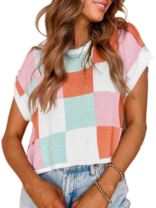 Dettaglio del motivo a scacchi in maglia multicolore su un maglione corto estivo