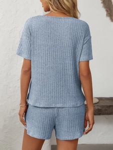 Détail de la texture côtelée bleu clair et de la taille élastique de cet ensemble