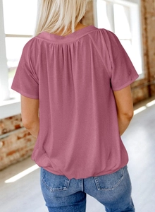 Detailansicht der Rückseite des T-Shirts mit Falten in Mauve und weichem Baumwollstoff
