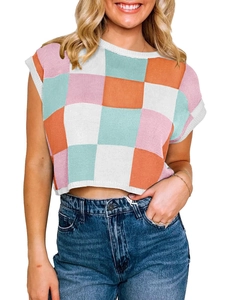 Dettaglio del crop top in maglia a scacchi colorati con bordi a costine in rosa e blu