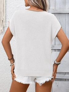 Vista posteriore di un gilet in maglia bianca con colletto e giromanica a contrasto marrone