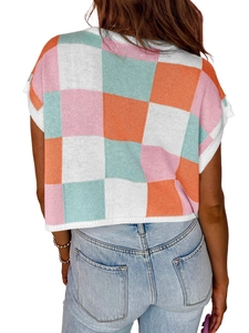 Dettaglio del crop top in maglia a scacchi multicolore con focus sulla vestibilità posteriore
