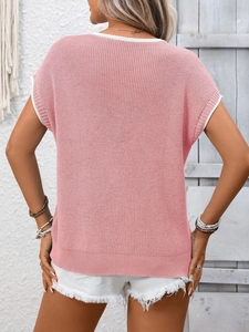 Dettaglio del top in maglia rosa con bordo a contrasto e trama a coste sul retro