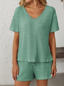 Détail montrant la texture côtelée et le col en V de cet ensemble de pyjama vert