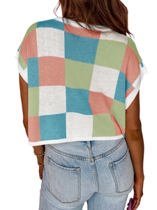 Dettaglio della trama a maglia a scacchi e dell'orlo a coste sul retro del crop top