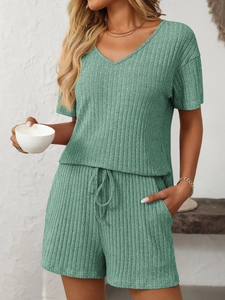 Détail de la texture en maille côtelée sur cet ensemble homewear à col V et short