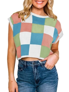Dettaglio della trama a maglia a scacchi e dei blocchi di colore sul crop top