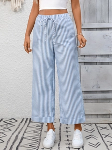 Dettaglio dei pantaloni a gamba larga a righe bianche e blu con coulisse elastica