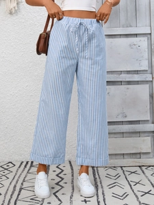 Pantaloni a righe verticali bianche e blu con coulisse elastica in vita e risvolto finale