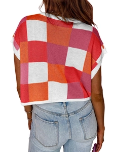 Dettaglio del crop top in maglia a scacchi con blocchi di colore e bordi a costine