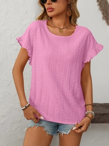 Détails de broderie en dentelle rose et manches à volants sur un t-shirt d'été à col rond