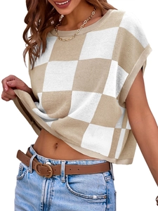 Dettaglio del gilet in maglia a scacchi beige con girocollo e trama a costine