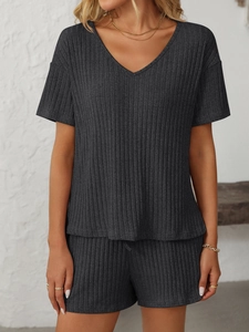 Détail du tissu côtelé d'un ensemble pyjama gris foncé à col en V avec short assorti