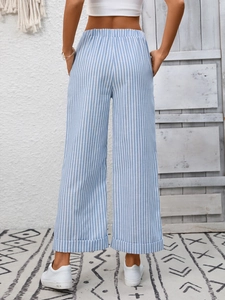 Vista posteriore dei pantaloni a righe blu e bianche a vita alta con orlo risvoltato