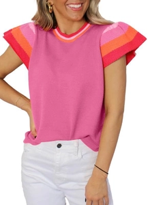 Detail van de gebreide top met roze lijfje en kleurrijke gestreepte ruffelmouwen