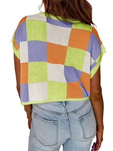 Dettaglio della trama in maglia a scacchi colorata e dell'orlo a costine del crop top