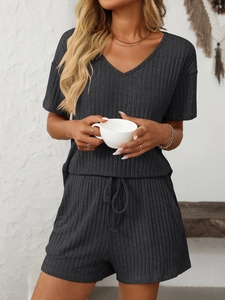 Détail d'un ensemble homewear gris foncé côtelé avec haut col V et short à cordon