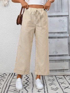 Dettaglio dei pantaloni in cotone e lino a righe con coulisse elastica in vita