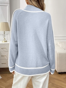 Vue arrière d'un pull en tricot bleu clair à col montant avec bordures rayées blanches