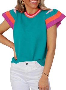 Detail van de contrastkleurige ruffles op mouwen van een groene gebreide zomertop