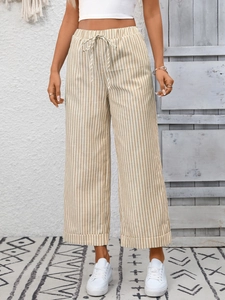 Dettaglio dei pantaloni a righe a vita alta con elastico in vita e coulisse regolabile