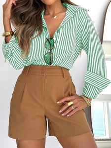 Detail der grün gestreiften Hemdbluse und khakifarbenen High-Waist-Shorts am Model