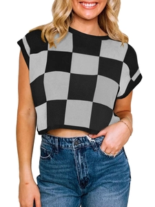 Dettaglio del crop top in maglia a scacchi nero e grigio con scollo rotondo