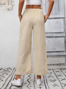 Vista posteriore dei pantaloni a gamba larga a righe a vita alta con elastico donna