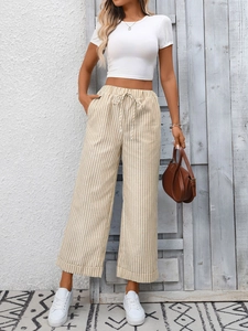 Dettaglio di pantaloni a righe a vita alta con coulisse ed elastico in vita da donna
