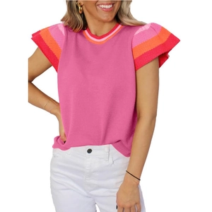 Roze gebreide top met korte mouwen, ruffelkraag en levendige contrastkleurstrepen