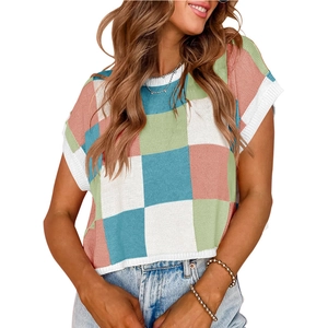 Top corto in maglia a scacchi color pastello con maniche corte e scollo rotondo estivo