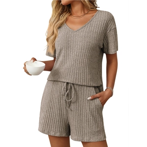 Ensemble de détente femme en maille côtelée avec haut col V et short à cordon
