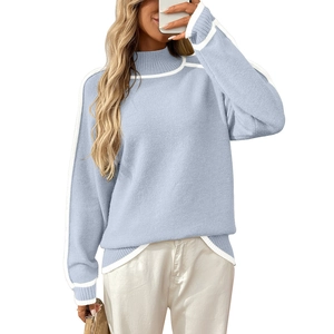 Pull en tricot bleu clair à col montant avec rayures contrastantes blanches élégantes