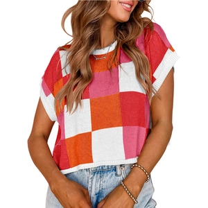 Top corto in maglia a scacchi multicolore con maniche corte e vivace motivo geometrico