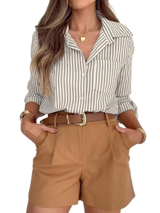 Detail der Nadelstreifenbluse mit Tasche und High-Waist-Shorts mit braunem Gürtel