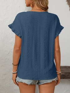 Détail de la broderie anglaise bleu marine et des manches à volants sur ce haut court